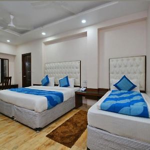 Perfect Hotel Pg In New Delhi - Walking The All Best Market
